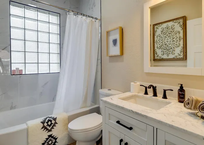 Near Downtown: Spacious Getaway W/ Deck Hébergement de vacances *