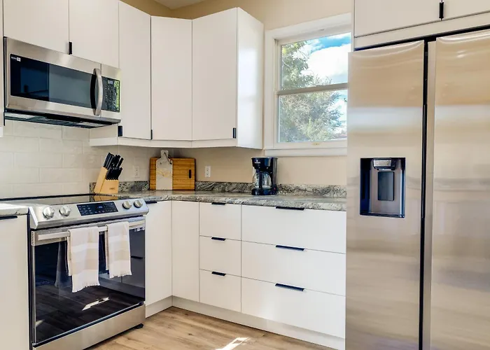 Near Downtown: Spacious Getaway W/ Deck