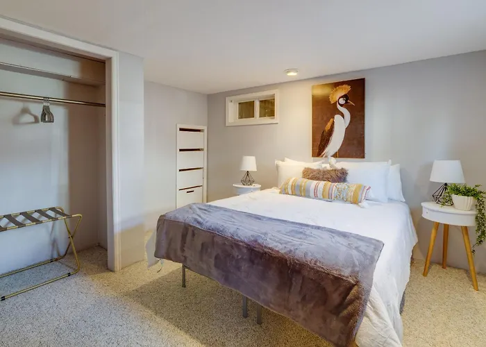 Near Downtown: Spacious Getaway W/ Deck Casper