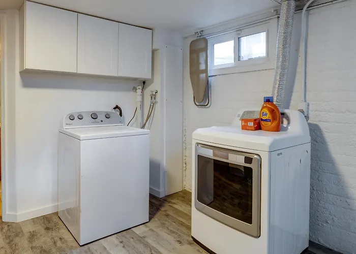 Near Downtown: Spacious Getaway W/ Deck Casper