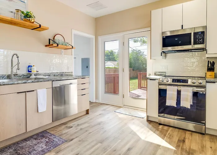 Near Downtown: Spacious Getaway W/ Deck Hébergement de vacances