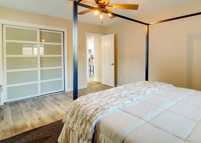 Hébergement de vacances Near Downtown: Spacious Getaway W/ Deck
