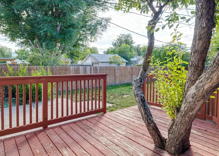 Near Downtown: Spacious Getaway W/ Deck Hébergement de vacances *