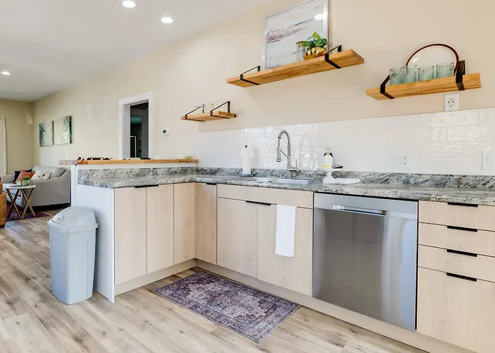 Hébergement de vacances Near Downtown: Spacious Getaway W/ Deck *