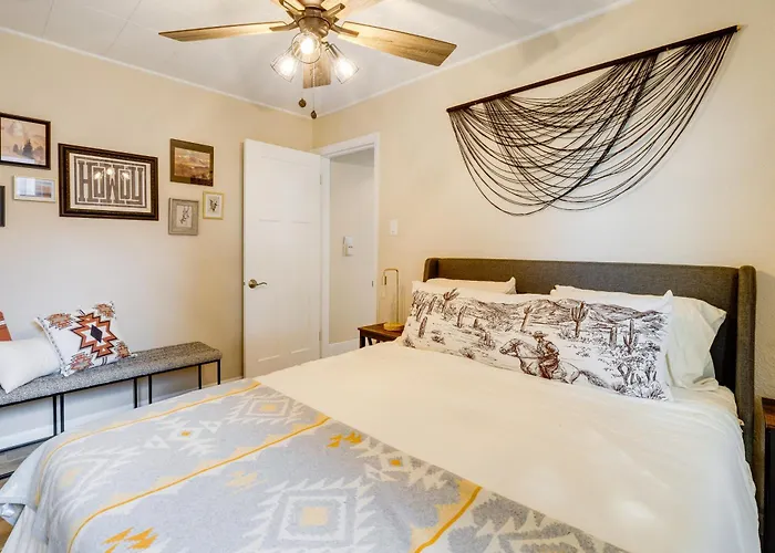 Near Downtown: Spacious Getaway W/ Deck Hébergement de vacances Casper