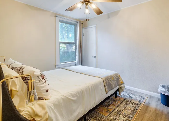 Near Downtown: Spacious Getaway W/ Deck