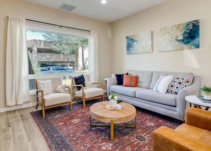Hébergement de vacances Near Downtown: Spacious Getaway W/ Deck *