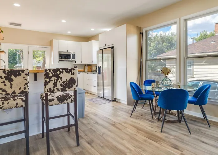 Near Downtown: Spacious Getaway W/ Deck *