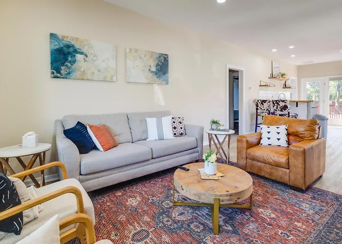 Near Downtown: Spacious Getaway W/ Deck Hébergement de vacances *