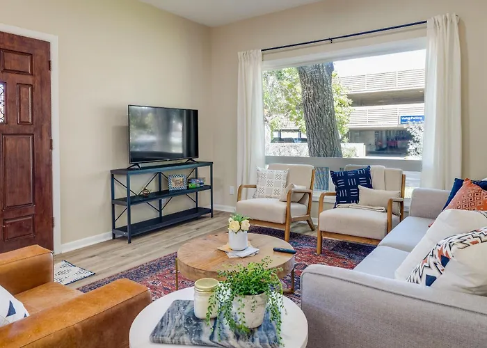 Hébergement de vacances Near Downtown: Spacious Getaway W/ Deck *
