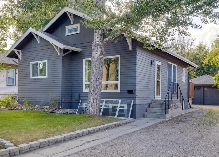 Near Downtown: Spacious Getaway W/ Deck *